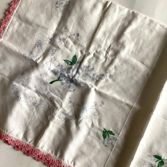 Unfinished White Vintage Embroidered Tablecloth With Embroidery Floss - Picture 4 of 6